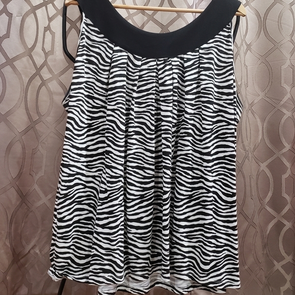 MICHAEL Michael Kors black and white animal print top. 2X but fits 3X+ - Picture 8 of 8